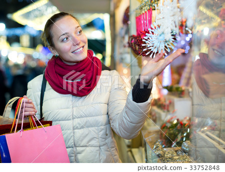 Female customer at the Christmas Fair 33752848