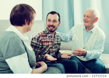 Grandparents and grandson talk 33753314