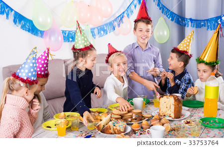 Children having birthday dinner 33753764