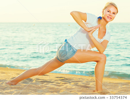 Portrait of sportswoman which is doing excercises on endurance Portrait of sportswoman which is doing excercises on endurance 33754374