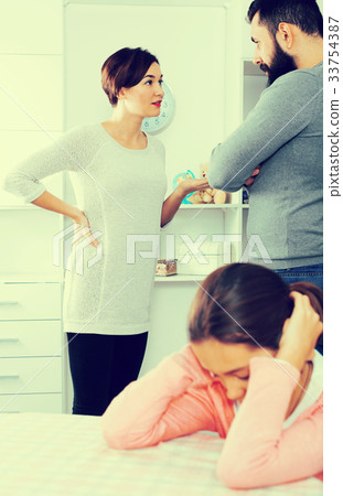 Parents arguing at home 33754387