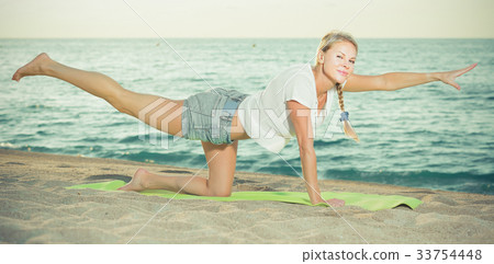 Portrait of sportswoman which is doing excercises on endurance Portrait of sportswoman which is doing excercises on endurance 33754448