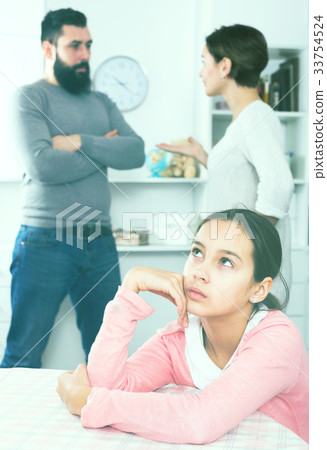 Parents arguing at home 33754524