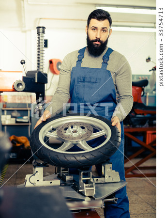 Worker repairing wheel Worker repairing wheel 33754713