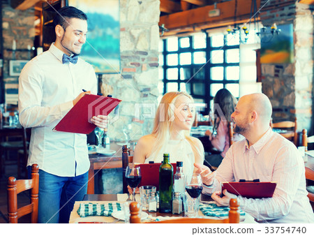 Lovers at a restaurant 33754740