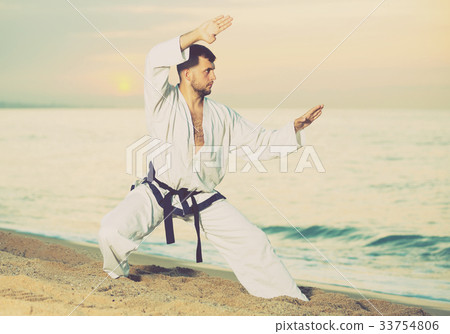 Adult male is training the Kokutsu-dachi stance 33754806