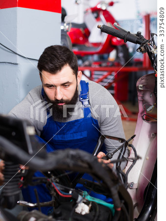 Worker repairing motorbike 33754809