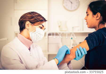Nurse in mask making injection Nurse in mask making injection 33755025