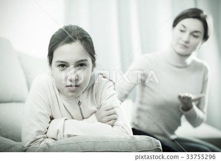 Mother reprimands her daughter 33755296