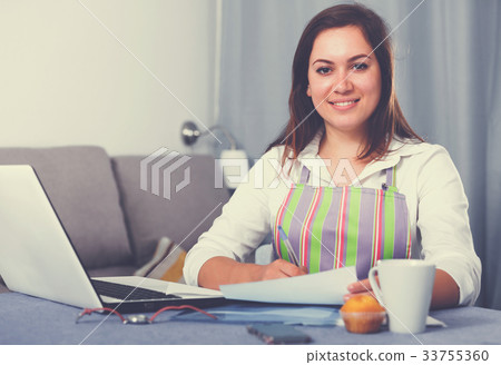 Housewife searching for recipes 33755360