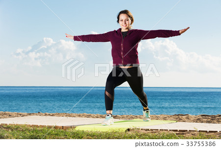 woman working out in beach woman working out in beach 33755386