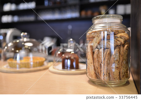 bread in can 33756445