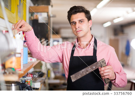 Portrait of craftsman in carpentry 33756760