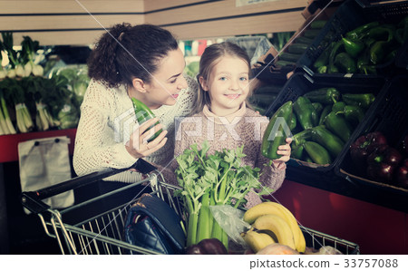 Mother with girl purchasing shallot 33757088
