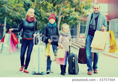 Parents with children shopping in city. 33757564