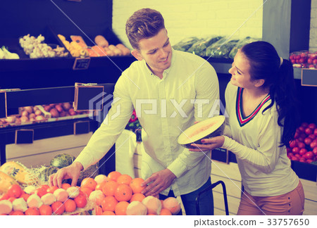 Couple choosing fruits in shop 33757650