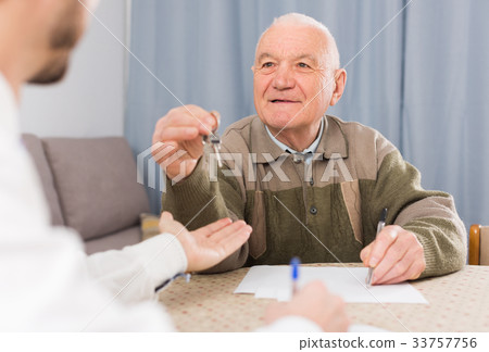 Man selling house at home 33757756