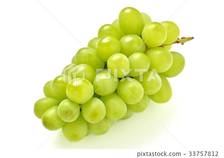 "Shine Muscat" with grapes and grapes. It is grape which can eat skin. "Shine Muscat" with grapes and grapes. It is grape which can eat skin. 33757812