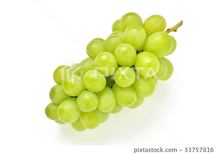 "Shine Muscat" with grapes and grapes. It is grape which can eat skin. "Shine Muscat" with grapes and grapes. It is grape which can eat skin. 33757816