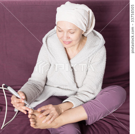 Woman doing pedicure 33758505