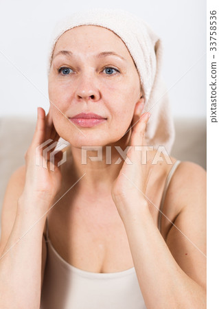 Woman using face cream Woman using face cream 33758536