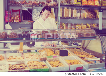 Saleswoman posing with cookies 33758592
