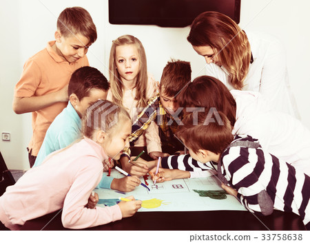 Professor and children drawing 33758638