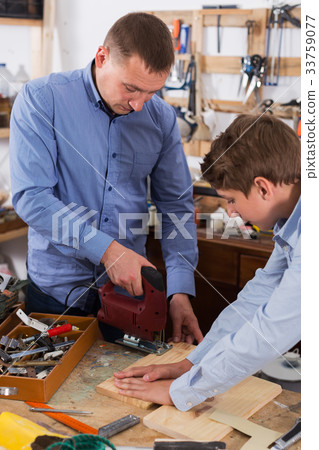 Woodworker working with pupil 33759077
