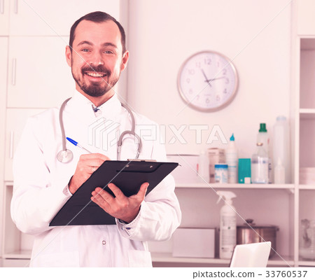 Male doctor waiting for patients 33760537