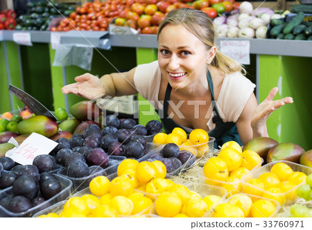 woman holding ripe plums 33760971