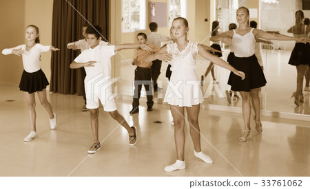 Children learn dance movements 33761062