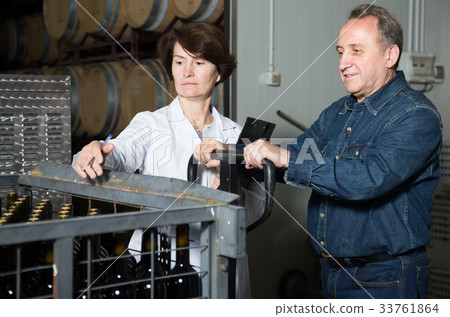 Expert and wine maker inspect containers Expert and wine maker inspect containers 33761864