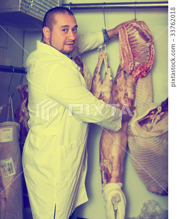 Butcher cutting fresh lamb meat Butcher cutting fresh lamb meat 33762018