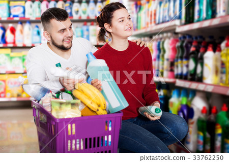 People buying detergents for house 33762250