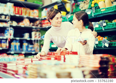 Woman with teenage daughter searching for cookies 33762280