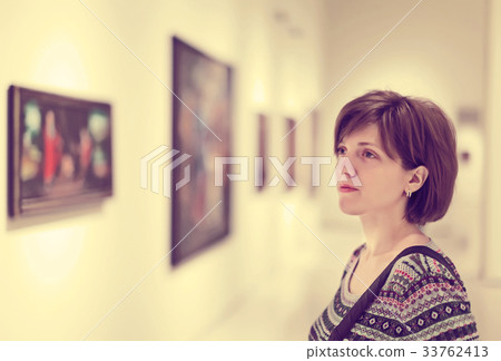 Girl looking pictures Girl looking pictures 33762413