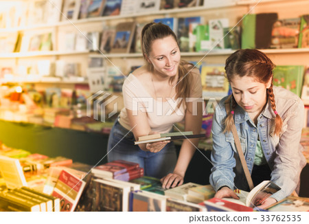 Family in book shop 33762535