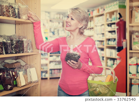 Smiling woman customer looking for organic food Smiling woman customer looking for organic food 33762540