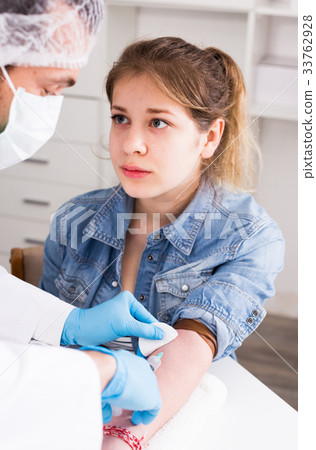 Doctor injecting teenage girl Doctor injecting teenage girl 33762928