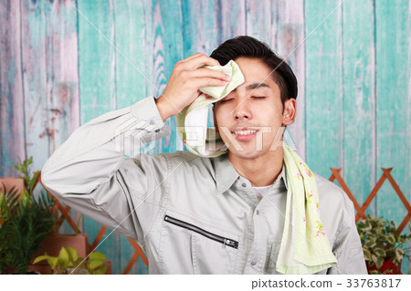 一名微笑的工人 一名微笑的工人 33763817