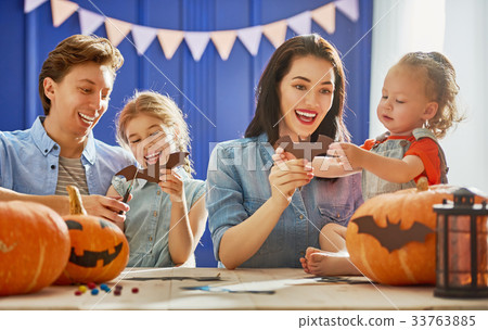 family preparing for Halloween. 33763885