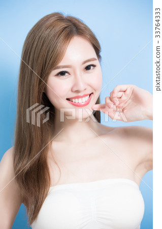 beauty woman smile happily beauty woman smile happily 33764333