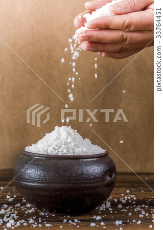 手，鹽，罐子 33764451