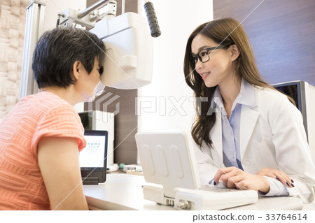 woman with optometrist 33764614