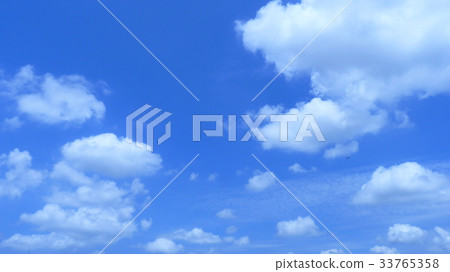 Water vapor condenses into clouds 33765358