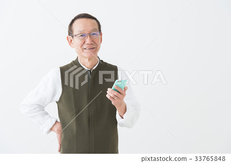 Senior man with smartphone 33765848