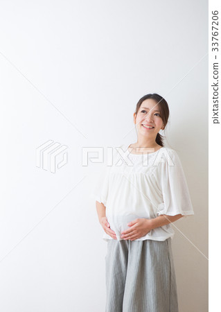 Pregnant woman 33767206