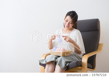 Pregnant woman making knitting 33767210