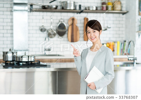 Business woman (kitchen) 33768307