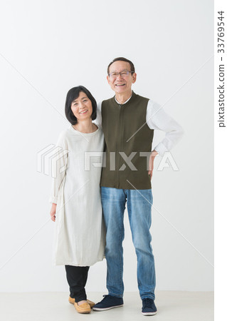 Senior couple 33769544